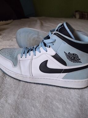 Air Jordan 1 Mid SE "White Ice Blue" SKU	DV1308 104 Size 12 MENS Shoe